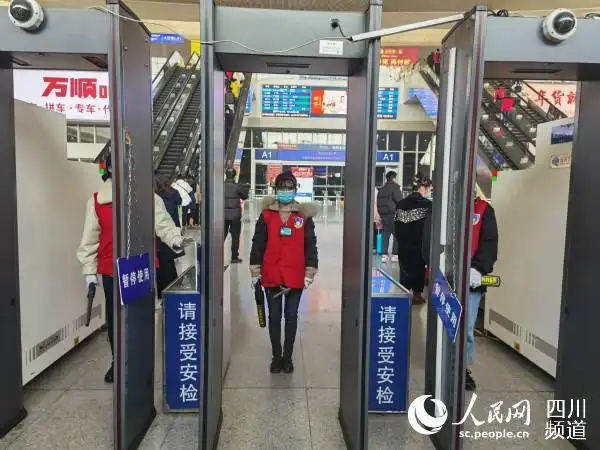 成都东站进站口安检通道.人民网 郭莹 摄