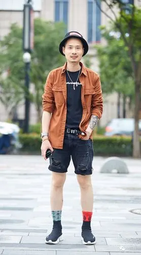 出女强人的时髦,还呼应了衣服上的黑边如果说草木绿是让人看到希望