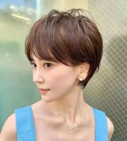 三七侧分的短发,很适合圆脸的女生,这么剪头发美得像精灵一样,十分