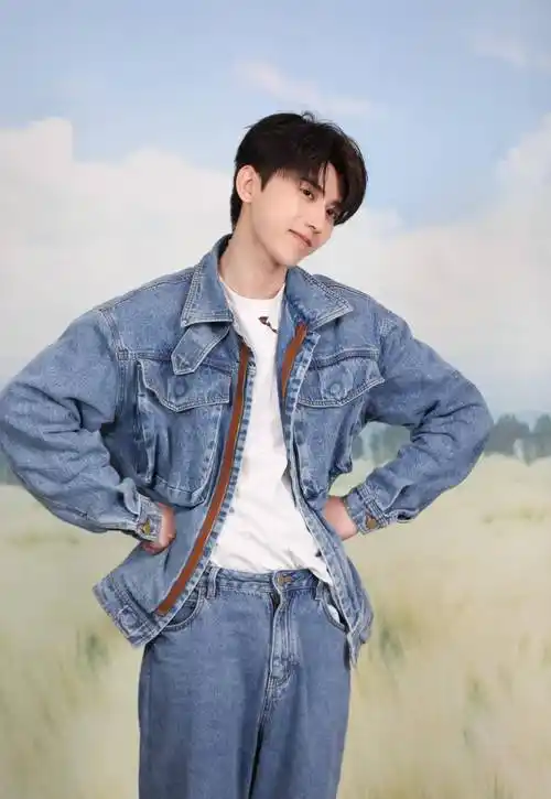 蔡徐坤《奔跑吧》最新片段曝光,化身运动少年,解锁一秒钻被窝技巧_坤