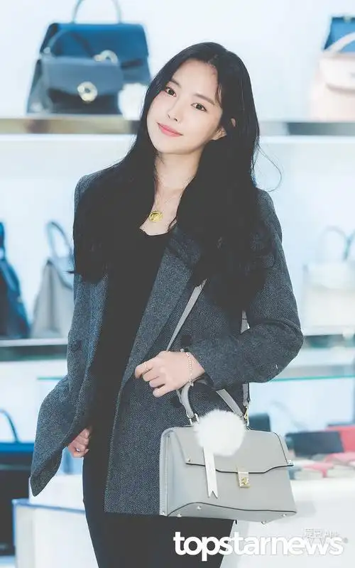 更多新闻图可前往图集当天,代言人孙娜恩以西装外套搭