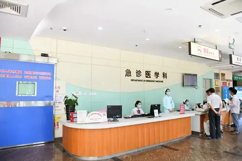 急诊科接诊前台设立卒中护士(左二).jpg