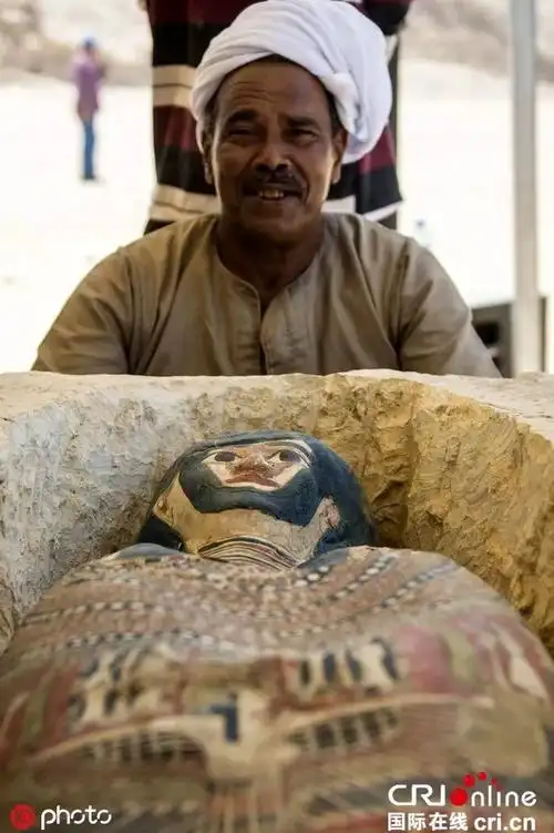 弯曲金字塔附近,考古学家展示木乃伊.