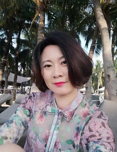 事业发展顺利的同时,赵海燕还有一个幸福美满的家庭,她和丈夫婚后只