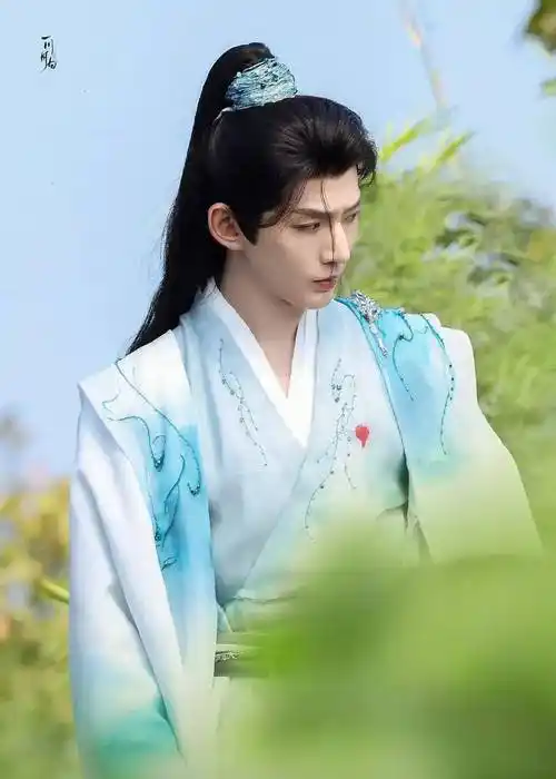 23新鲜事:肖战,杨紫,任嘉伦,檀健次,迪丽热巴,于适_时尚_周冬雨_李沁