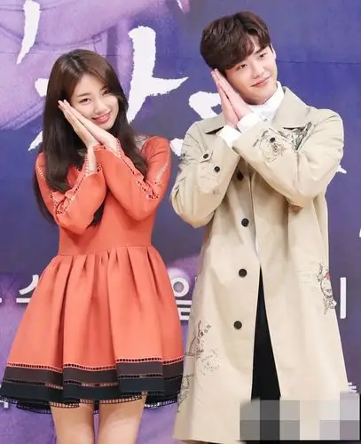 李钟硕帅气亮相《当你沉睡时》发布会 裴秀智橘红色裙装加持明媚照人