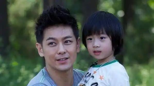 双胞胎出镜挡脸,以后3兄弟都不露脸了_儿子_林心如_陈若仪