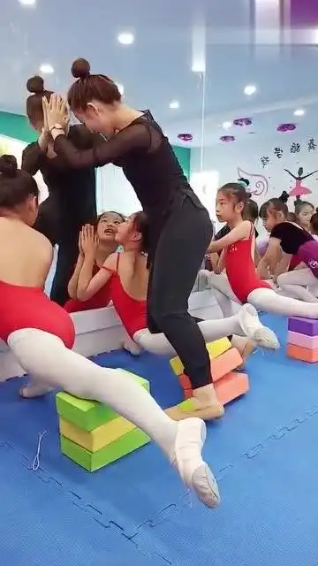 基本功魔鬼训练,老师这样帮助小女生压腿,小姑娘疼得不敢出声!