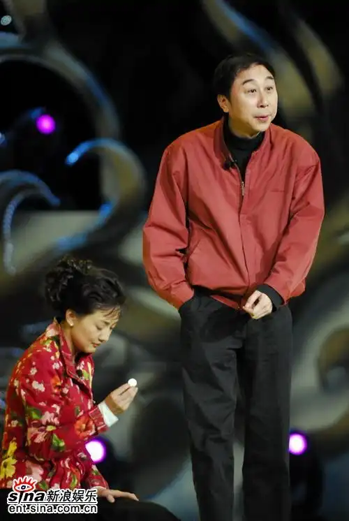 图文:2007北京新春大联欢--冯巩牛莉表演