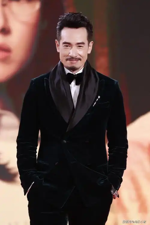 9,现年47岁的金城武出名帅气,将西装穿得好看也是零难度!