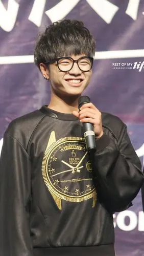 刚出道的华晨宇,笑起来完全看不到眼睛,脸颊有棱有角,还自带婴儿肥.