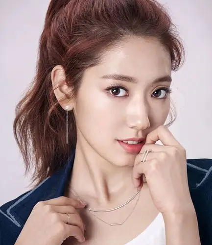 朴信惠为法国珠宝品牌拍写真 扎起高马尾尽显青春活力