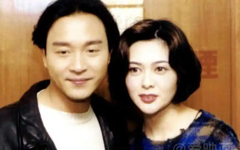 她是90年代时港媒的公认香港第一美人,连张国荣也说看到她会自卑,又靓