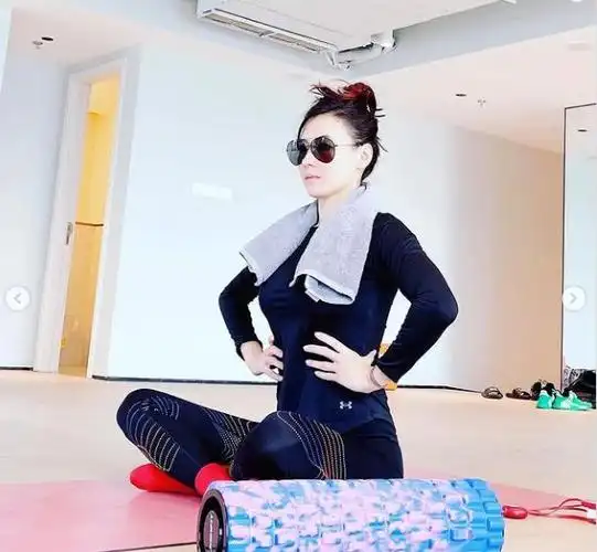 张柏芝晒健身图,筷子腿尤为抢镜,果然维持身材最好办法就是自律_锻炼