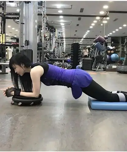 美魔女周慧敏晒健身照身材纤细 坦言运动已成为生活习惯_网易订阅