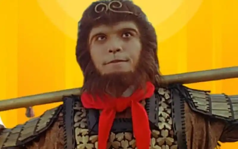 六小龄童曾讽刺周星驰称孙悟空不会横担着金箍棒却被原著打脸了