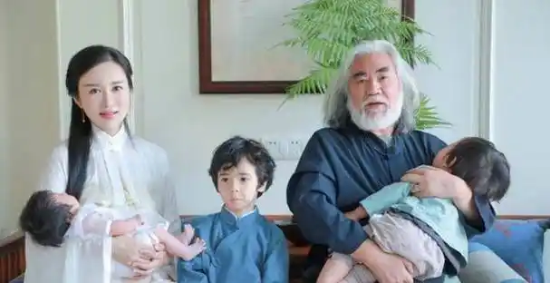 向大家展示了他们如今的幸福生活,因为杜星霖要比自己的丈夫小三十多