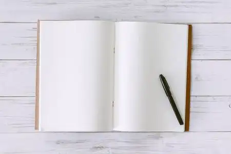 打开书与木制背景上的空白页照片