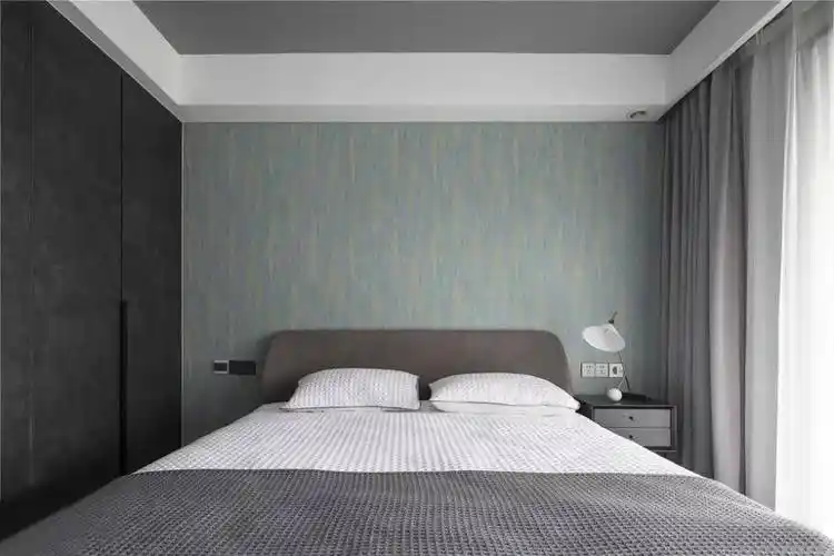 充满格调的大地色,为整个客厅披上一层高级质感,白色天花板也缓解了