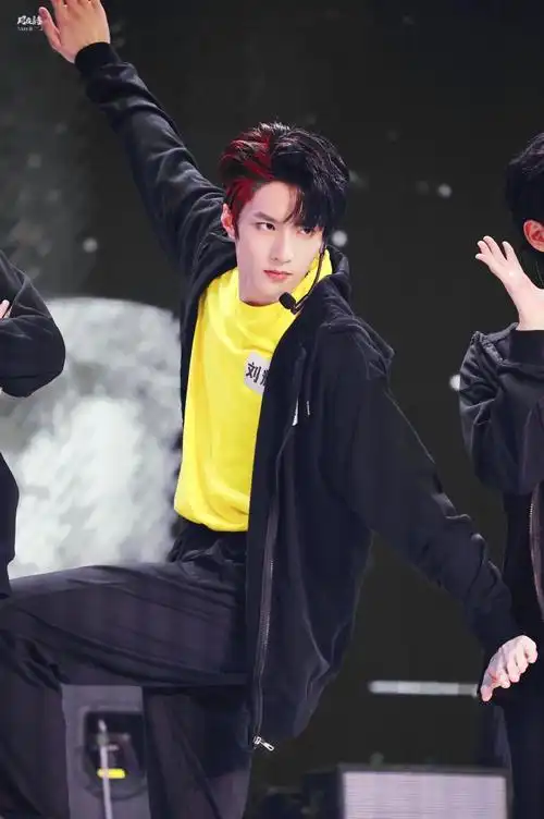 刘耀文特务j舞台#99#少年on fire#3030323237@时代少年