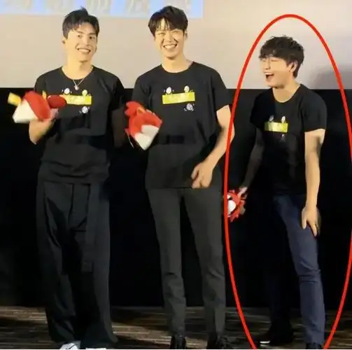 在一档综艺节目中,他和杨紫的合影完全揭露了他真实的身高.