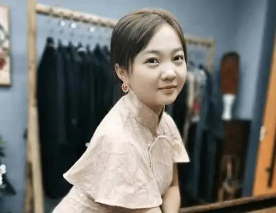 林妙可探班关晓彤大合影穿卫衣嘟嘴卖萌却被关晓彤衬得像路人