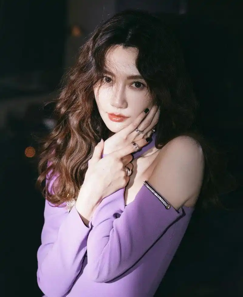 李斯羽时尚先生gentlegala元宇宙之夜活动造型:卷发红唇,紫色上衣搭配