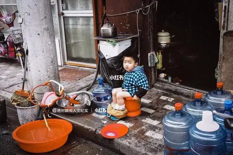 坐在痰盂罐拉便便80后估计都没经历