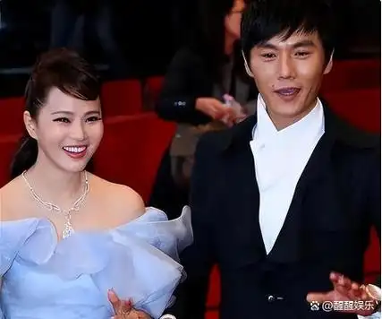 伊能静18岁照片曝光,单眼皮蒜头鼻,和整容前的秦昊非常有夫妻相