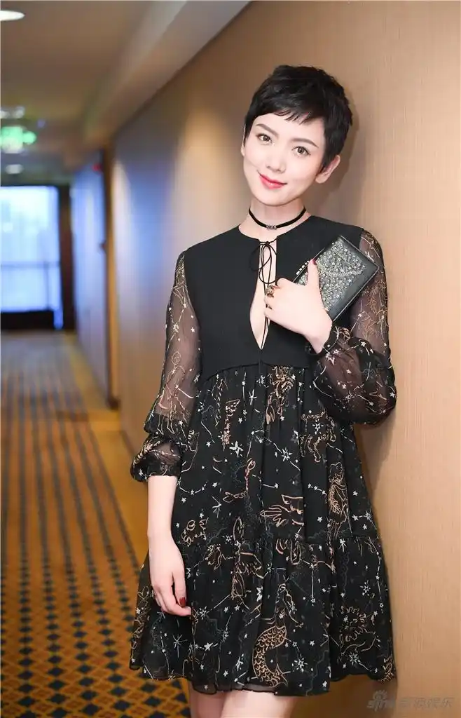 组图:李晓峰短发亮相 时尚黑裙秀美腿