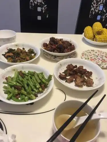 两个人吃饭幸福感多一些,因为周末难得室友一起下.