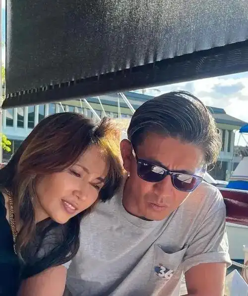 木村拓哉与妻子工藤静香罕见同框,十指紧扣超恩爱,力破婚变传闻