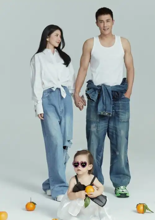 杜淳娇妻王灿晒全家福,女儿全身肉嘟嘟太可爱,夫妻对视好甜蜜