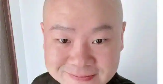 岳云鹏晒光头发型!遭郎鹤焱超快调侃