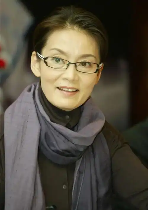 原创潘虹素颜老的很明显脖子上的褶子好几层所以从不刻意扮嫩