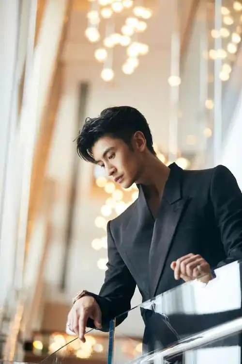 张云龙超话费加罗风尚盛典,黑色系西装造型,一枚点睛的蜻蜓胸针,利落