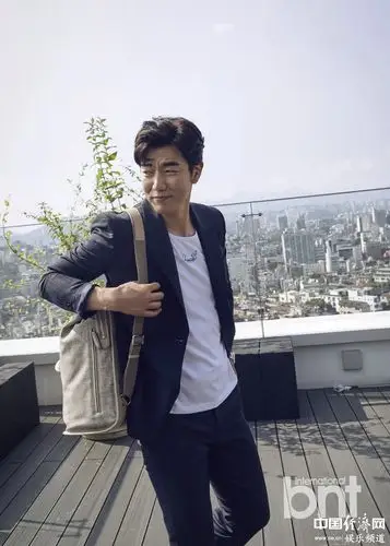 演员李钟赫拍bnt写真 成熟绅士魅力十足