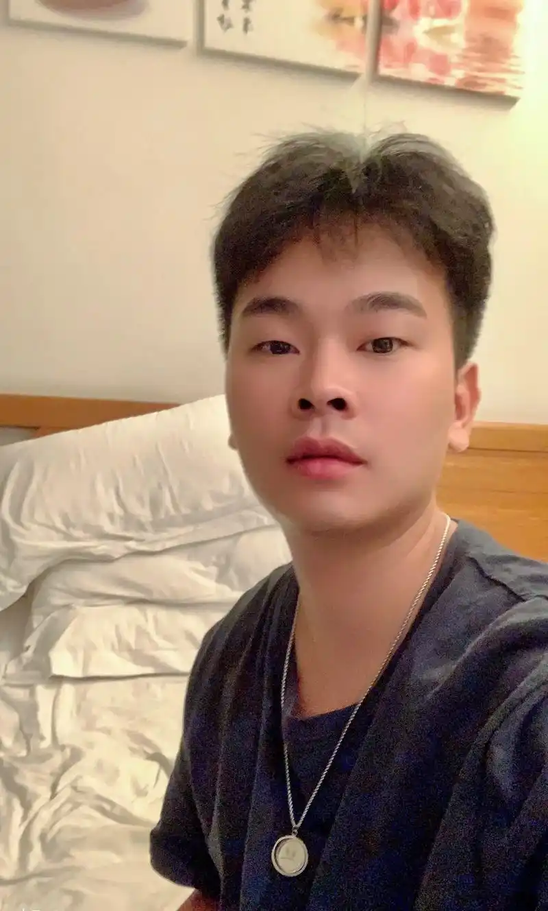 突然看到以前的照片发现现在已经不在年轻