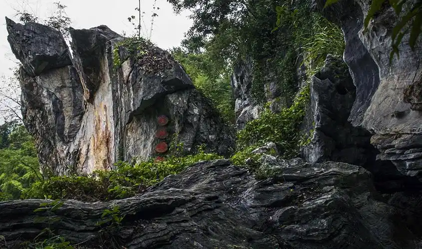 中国天下印山  作品描述: 中国天下印山,坐落在湖南衡阳常宁市庙前镇