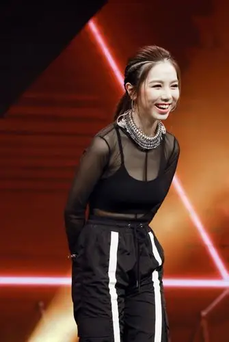 邓紫棋终于摆脱皮裤了黑色透视装将好身材展露无遗又酷又性感