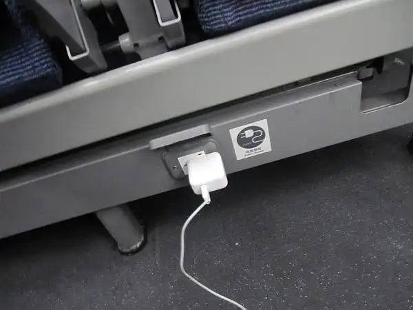 发现高铁上二等座也有电源插座