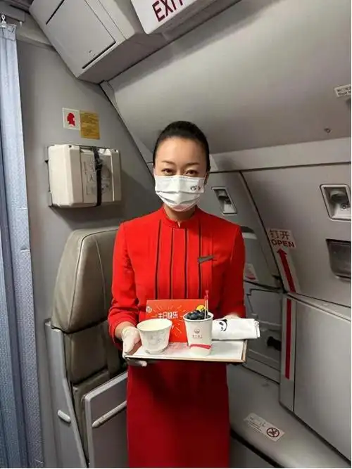 川航空姐用微笑和热情为乘客带来如春的温暖