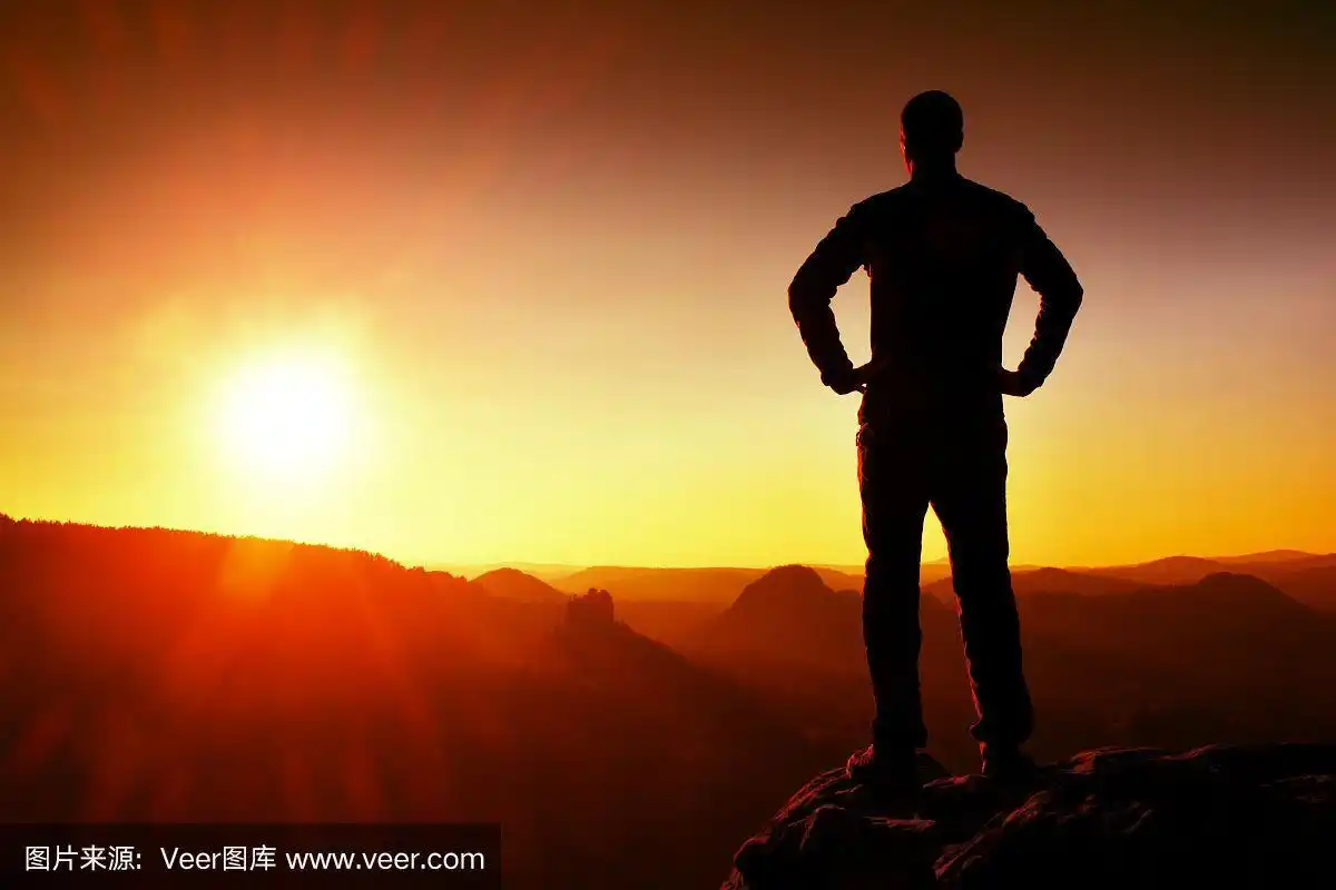 年轻的自信和强大的男人站在空间的剪影