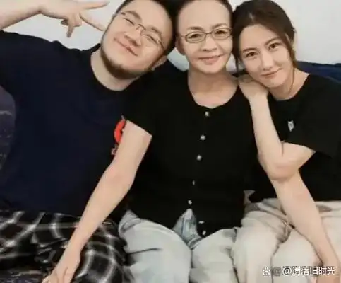 宋丹丹祖孙三代被偶遇,2岁孙子光脚跑,69岁赵玉吉贴心又时髦!