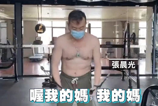 64岁张晨光变肌肉男,体脂降到17%,穿起古装身型挺拔又漂亮