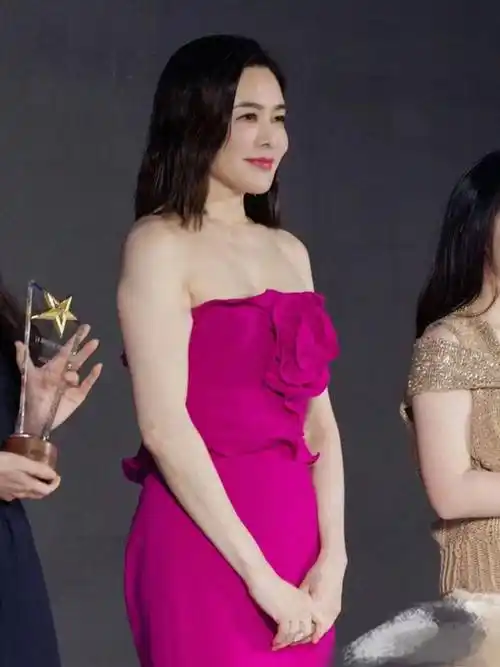 关之琳杭州出席,枚色长裙不减当年风采,60的年龄40岁的容貌_女性_显得