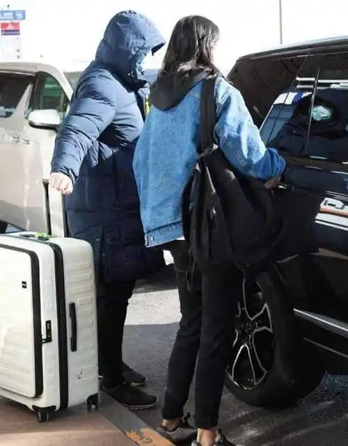 张梓琳与老公罕见同框二胎后迅速恢复身材身材只有老公的一半