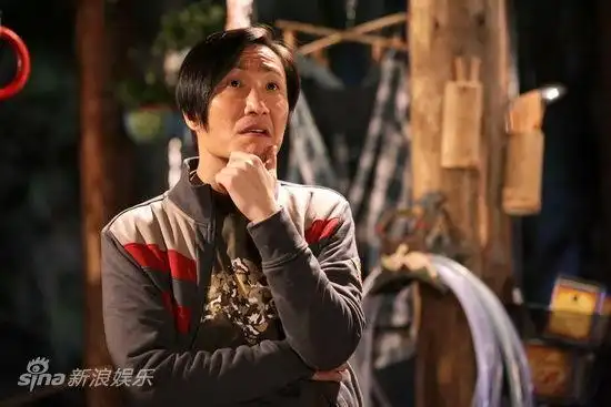 图文:《无价之宝》曝剧照-郑中基想问题