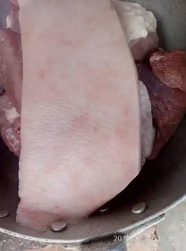 看看猪皮上吧!这样可以吃吗?有一小块瘦肉有些小红点.瘦肉我没拍下来.