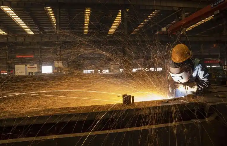 4月29日,工人在中建二局安装工程有限公司廊坊钢结构制造厂生产线上